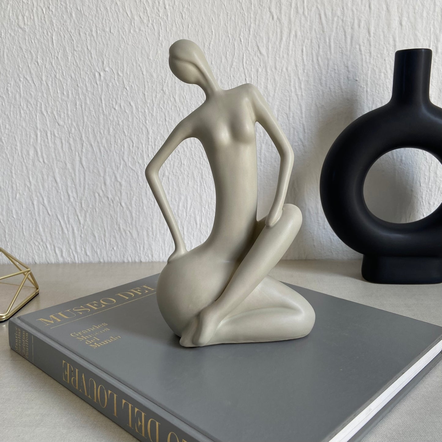 Figura decorativa mujer color gris